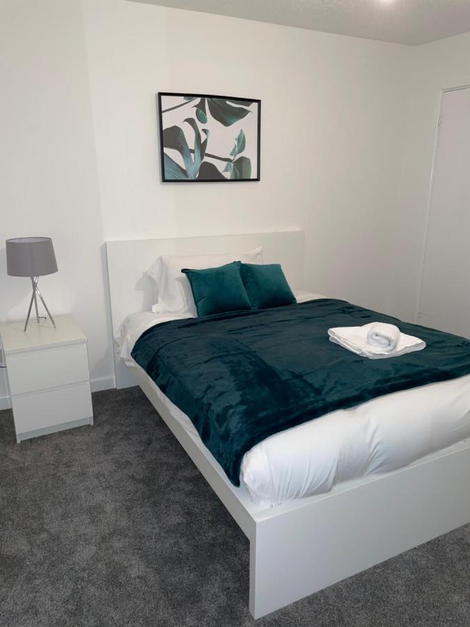 Modern 2 Bed House Cannock Perfect For Contractors Business Travellers Short Stays Driveway For 2 Vehicles Close To M6 M54 I54 A5 A38 Mcarthur Glen Designer Outlet Exterior foto