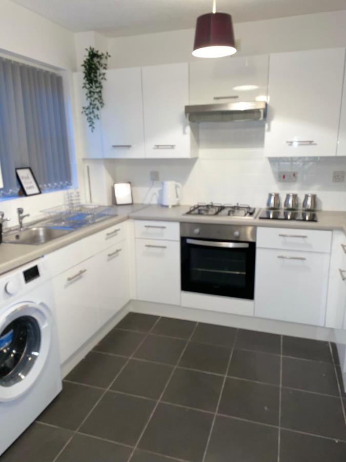 Modern 2 Bed House Cannock Perfect For Contractors Business Travellers Short Stays Driveway For 2 Vehicles Close To M6 M54 I54 A5 A38 Mcarthur Glen Designer Outlet Exterior foto