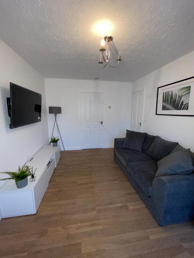 Modern 2 Bed House Cannock Perfect For Contractors Business Travellers Short Stays Driveway For 2 Vehicles Close To M6 M54 I54 A5 A38 Mcarthur Glen Designer Outlet Exterior foto
