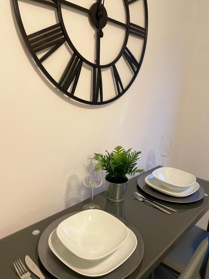 Modern 2 Bed House Cannock Perfect For Contractors Business Travellers Short Stays Driveway For 2 Vehicles Close To M6 M54 I54 A5 A38 Mcarthur Glen Designer Outlet Exterior foto