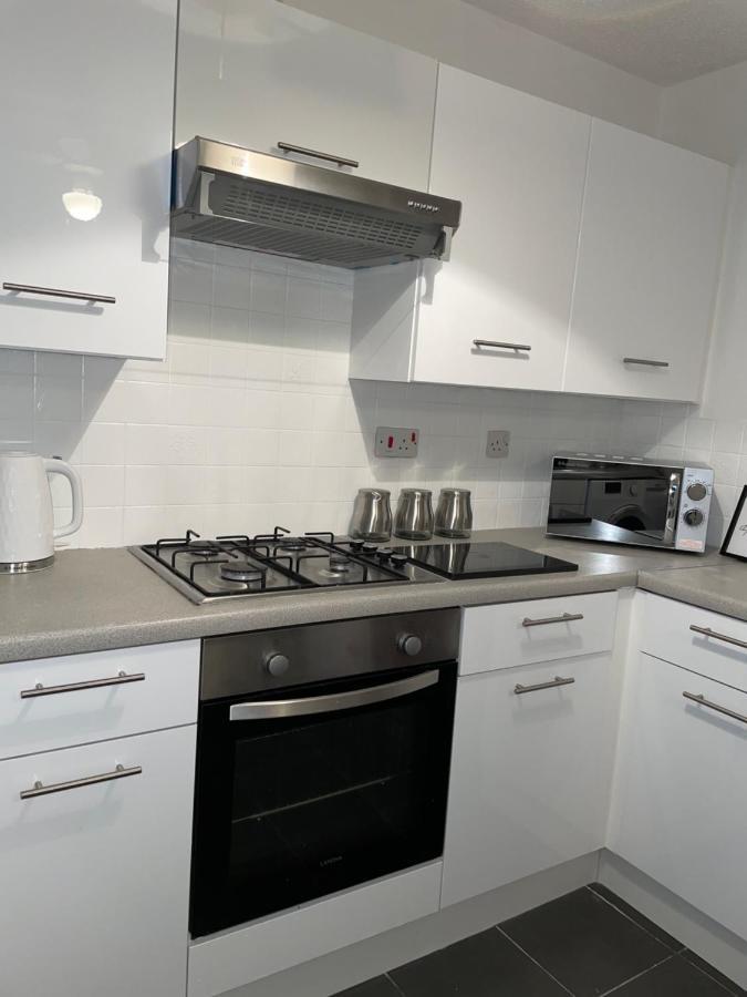 Modern 2 Bed House Cannock Perfect For Contractors Business Travellers Short Stays Driveway For 2 Vehicles Close To M6 M54 I54 A5 A38 Mcarthur Glen Designer Outlet Exterior foto