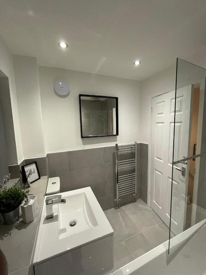 Modern 2 Bed House Cannock Perfect For Contractors Business Travellers Short Stays Driveway For 2 Vehicles Close To M6 M54 I54 A5 A38 Mcarthur Glen Designer Outlet Exterior foto