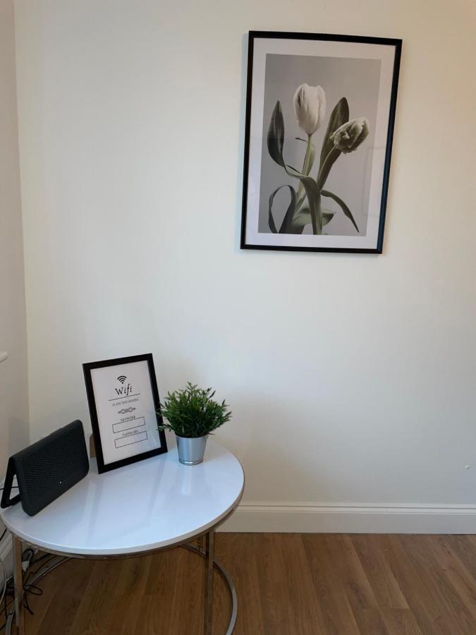Modern 2 Bed House Cannock Perfect For Contractors Business Travellers Short Stays Driveway For 2 Vehicles Close To M6 M54 I54 A5 A38 Mcarthur Glen Designer Outlet Exterior foto